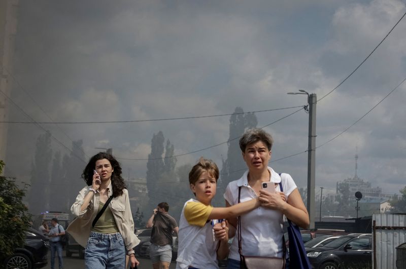 Residents leave the site of a Russian air strike, amid Russia's attack on Ukraine, in Kharkiv, Ukraine July 24, 2025. REUTERS/Sofiia Gatilova