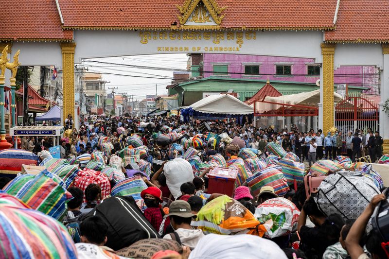 FILE PHOTO: Cambodian migrant workers cross the border at Ban Laem Border checkpoint to return to their home, in Chanthaburi province, Thailand, July 28, 2025. REUTERS/Andre Malerba/File Photo