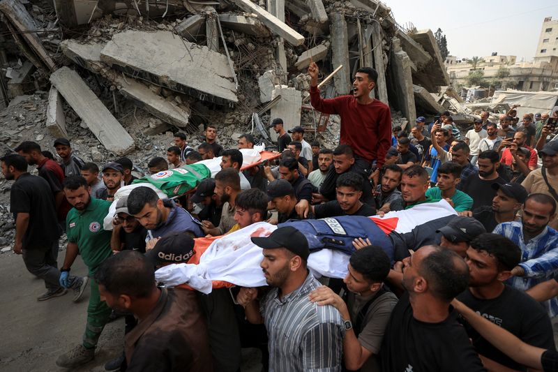 Mourners carry the body of Al Jazeera journalist Anas Al Sharif, during the funeral for him, Mohammed Qreiqeh, Ibrahim Zaher, Mohammed Noufal and another colleague, who were killed in an Israeli strike, in Gaza City August 11, 2025. REUTERS/Dawoud Abu Alkas