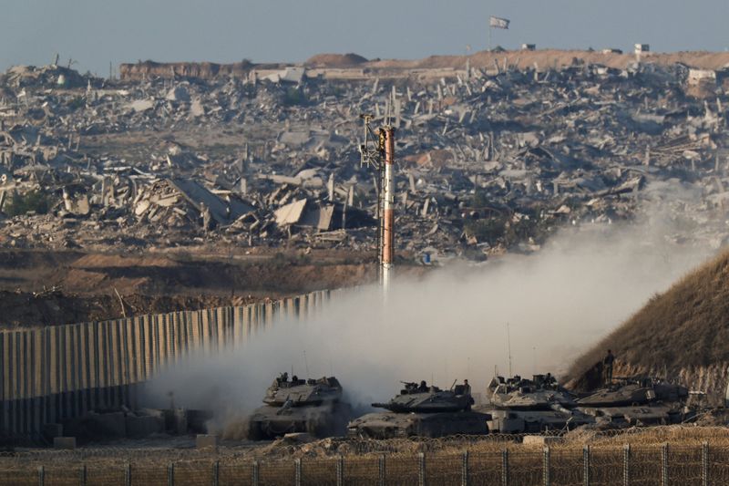 Israeli tanks manoeuvre on the border with Gaza as seen from the Israeli side, August 27, 2025. REUTERS/Amir Cohen