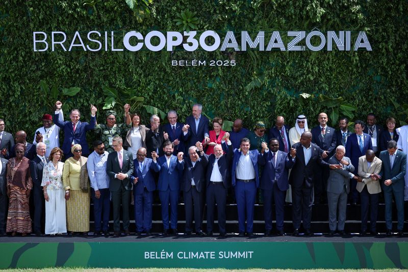 Brazil's President Luiz Inacio Lula da Silva, United Nations Secretary-General Antonio Guterres and other delegates attending the Belem Climate Summit ahead of the United Nations Climate Change Conference (COP30) raise hands as they pose for a family photo, in Belem, Brazil, November 7, 2025. REUTERS/Adriano Machado