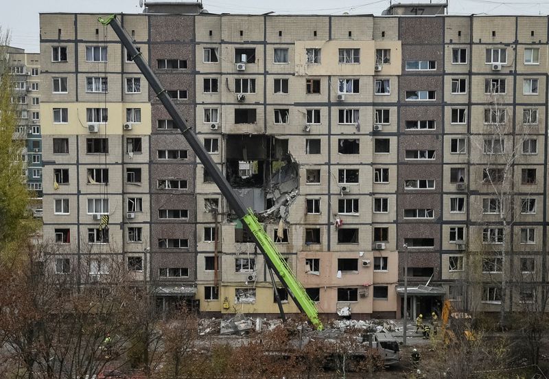 A crane works where several residential units have collapsed after an apartment building was hit during a Russian drone strike, amid Russia's attack on Ukraine, in Dnipro, Ukraine November 8, 2025. REUTERS/Mykola Synelnykov     TPX IMAGES OF THE DAY