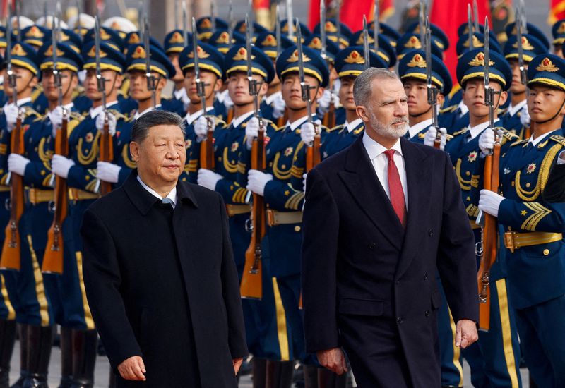 Spain's King Felipe VI and Chinese President Xi Jinping attend a welcoming ceremony at the Great Hall of the People in Beijng, China November 12, 2025. REUTERS/Maxim Shemetov/Pool 