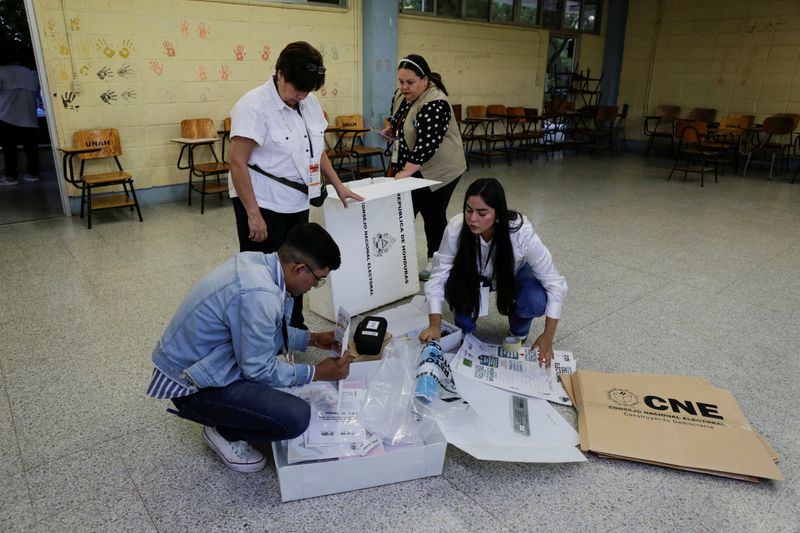 Election volunteers work on the day of the general election, in Tegucigalpa, Honduras, November 30, 2025. REUTERS/Leonel Estrada