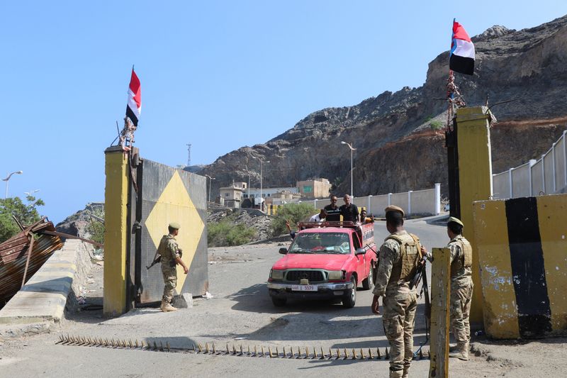 Soldiers loyal to Yemen's separatist Southern Transitional Council stand guard outside the compound of the presidential palace in Aden, Yemen December 9, 2025. REUTERS/Fawaz Salman