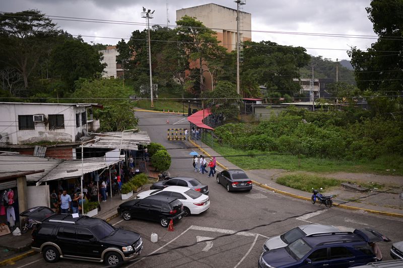 Family members of detainees shelter from the rain outside the El Rodeo jail, after National Assembly President Jorge Rodriguez announced that a number of foreign and Venezuelan prisoners will be released, in El Rodeo, Miranda state, Venezuela January 10, 2026. REUTERS/Gaby Oraa