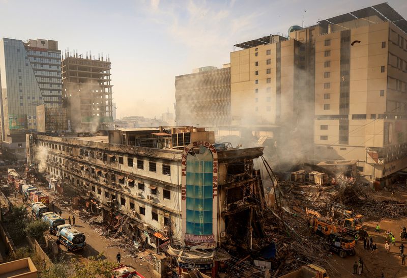 Api Rafkt Karachi Rescue workers clearing Karachi inferno ruins, 57 missing feared dead