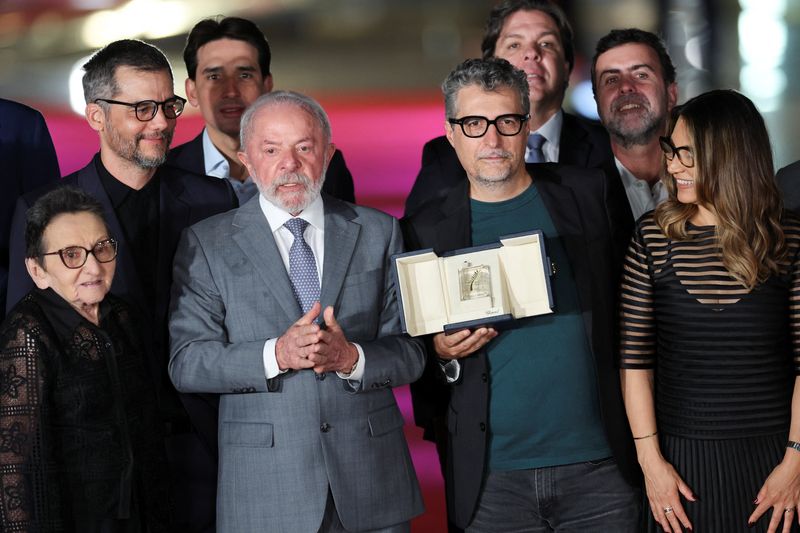 Brazil's President Luiz Inacio Lula da Silva holds a Cannes Film Festival award next to first lady Rosangela "Janja" da Silva, actor Wagner Moura and director Kleber Mendonca Filho before a screening of the film "O Agente Secreto" (The Secret Agent), which was awarded at the Cannes Film Festival, at the Alvorada Palace in Brasilia, Brazil August 7, 2025. REUTERS/Adriano Machado