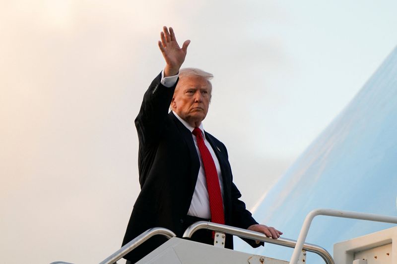 U.S. President Donald Trump waves as he boards Air Force One en route to Washington at Palm Beach International Airport in West Palm Beach, Florida, U.S., November 2, 2025. REUTERS/Elizabeth Frantz
