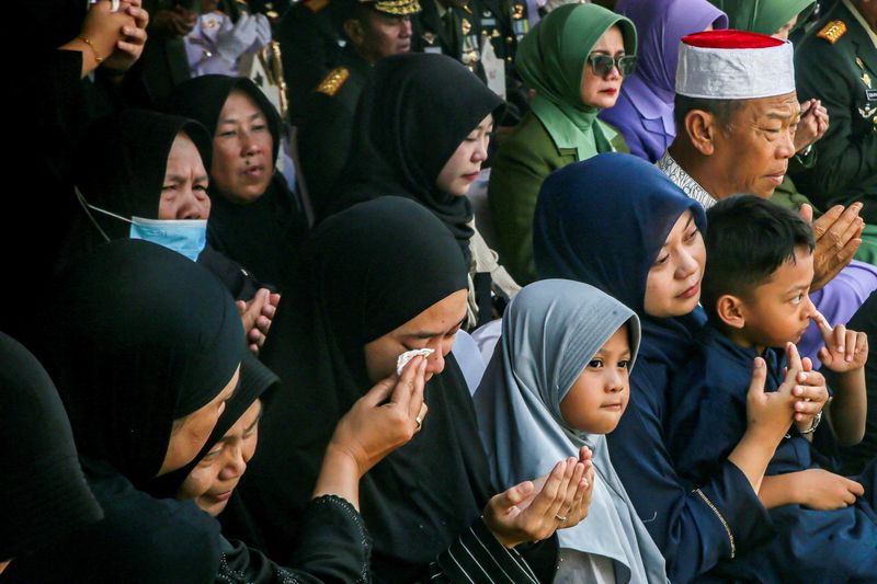 FILE PHOTO: Relatives of Zulmi Aditya Iskandar, a United Nations Interim Force in Lebanon (UNIFIL) peacekeeper killed in Lebanon, react during a funeral ceremony at Cikutra Heroes Cemetery in Bandung, West Java province, Indonesia, April 5, 2026. REUTERS/Claudio Pramana/File Photo