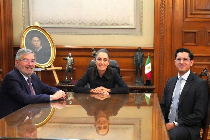 Mexican President Claudia Sheinbaum is flanked by outgoing Foreign Minister Juan Ramon de la Fuente and new Foreign Minister Roberto Velasco at the National Palace in Mexico City, Mexico, April 1, 2026. Presidencia de Mexico/Handout via REUTERS