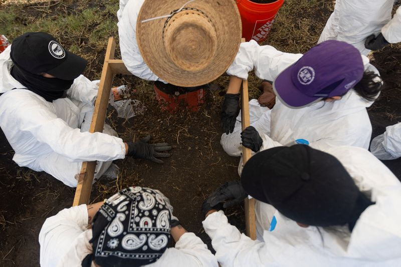 Relatives of missing people and members of human rights organizations take part in a search operation at the Tlahuac‑Xico lake, where, according to local media, hundreds of bone fragments have been found, in Mexico City, Mexico, April 21, 2026. REUTERS/Quetzalli Nicte-Ha