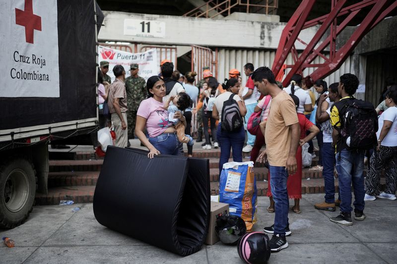 Colombians displaced by clashes between the rebels of the National Liberation Army (ELN) and dissidents of the former Revolutionary Armed Forces of Colombia (FARC) receive mattresses, food, and other aid at the General Santander Stadium in Cucuta, Colombia, January 23, 2025. REUTERS/Nathalia Angarita.