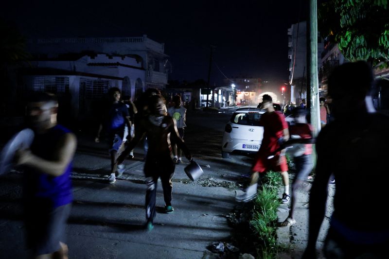 People bang utensils during a protest against frequent power cuts as the capital faces its worst rolling blackouts in decades amid a U.S. blockade that has strangled the island of fuel, in Havana, Cuba, May 13, 2026. REUTERS/Norlys Perez