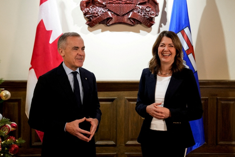 FILE PHOTO: Canada's Prime Minister Mark Carney meets with Alberta's Premier Danielle Smith before making an energy-related announcement in Calgary, Alberta, Canada November 27, 2025. REUTERS/Todd Korol/File Photo
