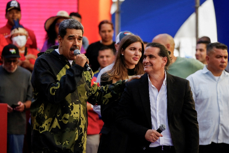 FILE PHOTO: Venezuela's President Nicolas Maduro and Colombian businessman Alex Saab attend an event, in Caracas, Venezuela  January 23, 2024. REUTERS/Leonardo Fernandez Viloria/File Photo