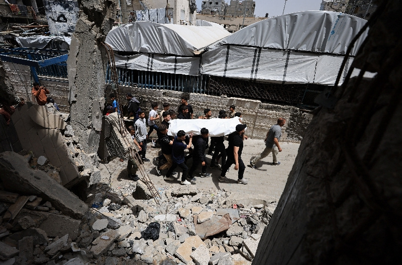 Mourners carry a body during the funeral of Palestinians who were killed in an Israeli strike, according to medics, in Gaza City, May 17, 2026. REUTERS/Dawoud Abu Alkas