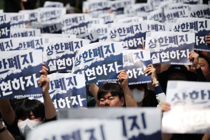 FILE PHOTO: Samsung Electronics’ labour union members chant slogans during a protest against company’s compensation levels ahead of a planned lengthy strike in front of Samsung Electronics semiconductor plant in Pyeongtaek, South Korea, April 23, 2026.   REUTERS/Kim Hong-Ji/File Photo