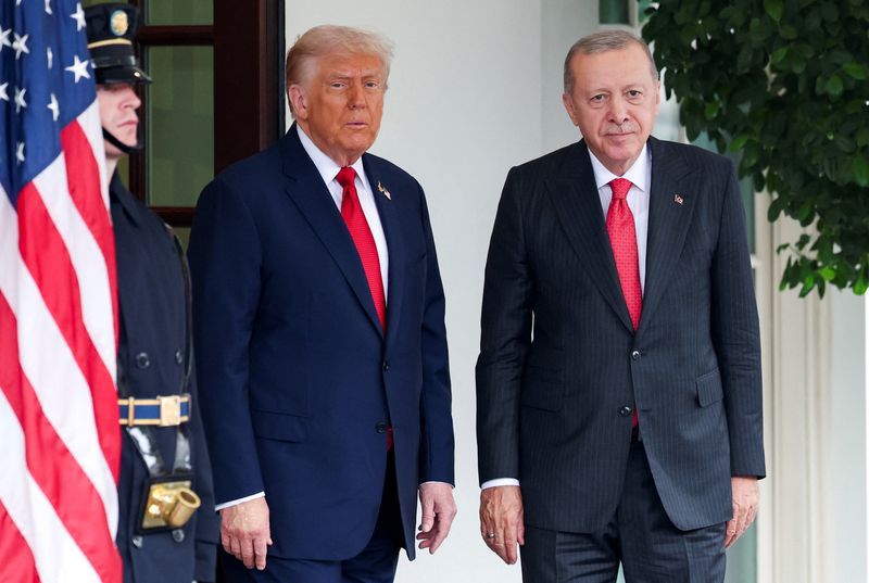 U.S. President Donald Trump welcomes Turkey's President Recep Tayyip Erdogan at the White House in Washington, D.C., U.S., September 25, 2025. REUTERS/Jonathan Ernst