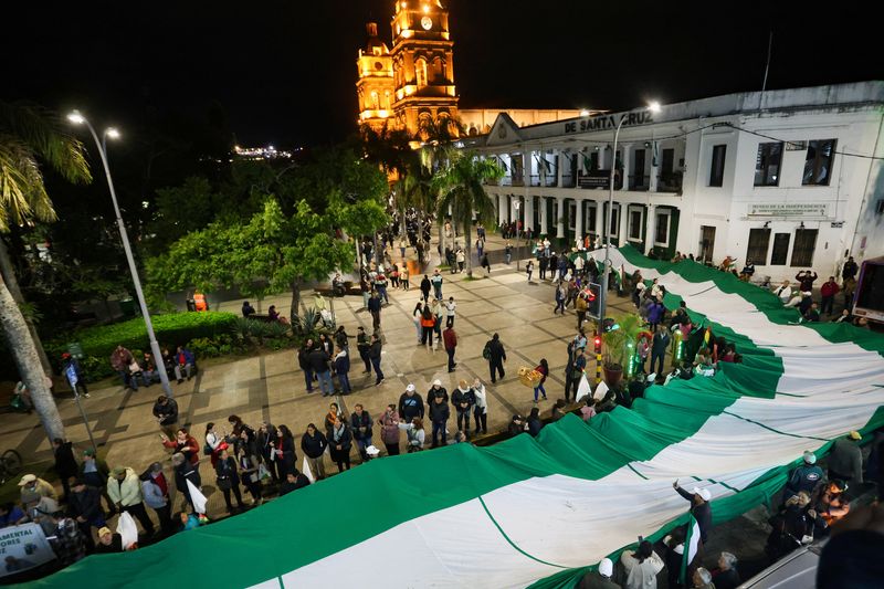Bolivians hold an oversize flag of the department of Santa Cruz during a demonstration calling for an end to protest blockades that have contributed to shortages of food, medical supplies and fuel, in Santa Cruz, Bolivia May 21, 2026. REUTERS/Ipa Ibanez