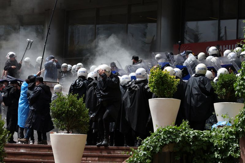 Turkish riot police enter the headquarters of the main opposition Republican People’s Party (CHP) to evict its ousted leadership, after authorities ordered enforcement of a court ruling removing the party’s leadership from the building, in Ankara, Turkey, May 24, 2026. REUTERS/Efekan Akyuz