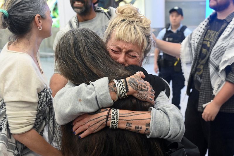 Juliet Lamont, an Australian member of the Gaza-bound Global Sumud Flotilla, which was intercepted by Israeli forces, receives a hug as she arrives at Sydney International Airport, Sydney, Australia, May 25, 2026. REUTERS/Jeremy Piper