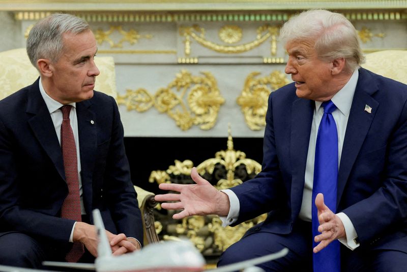 FILE PHOTO: U.S. President Donald Trump and Canada's Prime Minister Mark Carney meet in the Oval Office at the White House in Washington, D.C., U.S., October 7, 2025. REUTERS/Evelyn Hockstein/File Photo