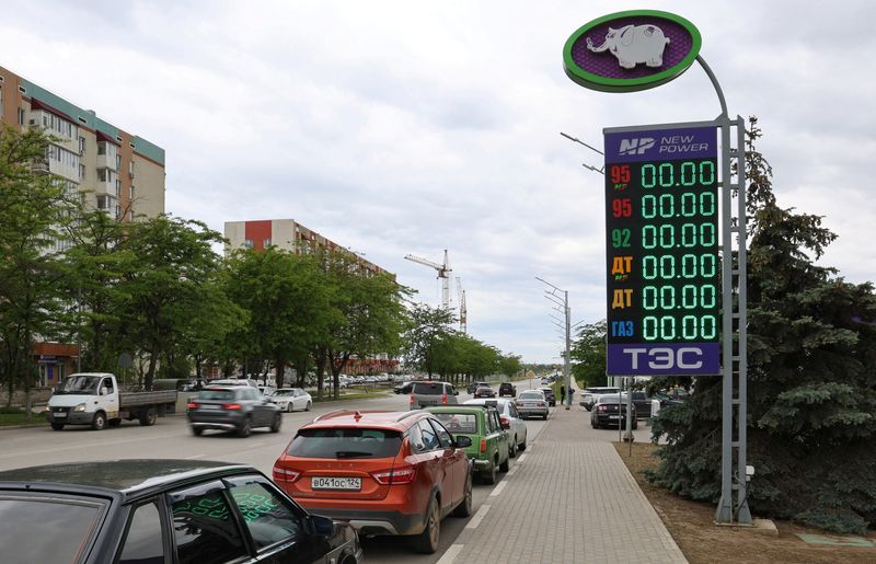 A fuel price board displays zeros at a gas station after the authorities restricted fuel sales amid a supply shortage following Ukrainian attacks on logistics routes in the course of Russia-Ukraine conflict, in the Black Sea resort city of Yevpatoriya, Crimea June 1, 2026. REUTERS/Alexey Pavlishak