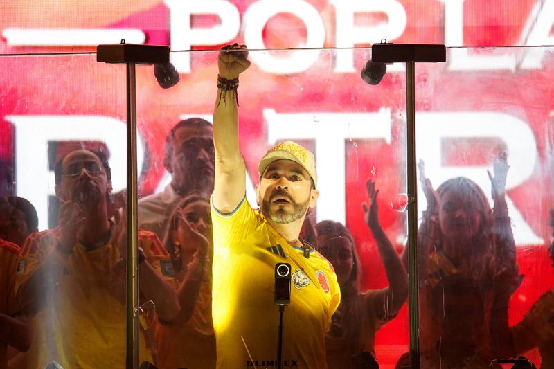 Colombian presidential candidate Abelardo De La Espriella of the political movement Defenders of the Homeland gestures as he addresses supporters after the results of the first round of the presidential election, in Barranquilla, Colombia May 31, 2026. REUTERS/Sergio Acero