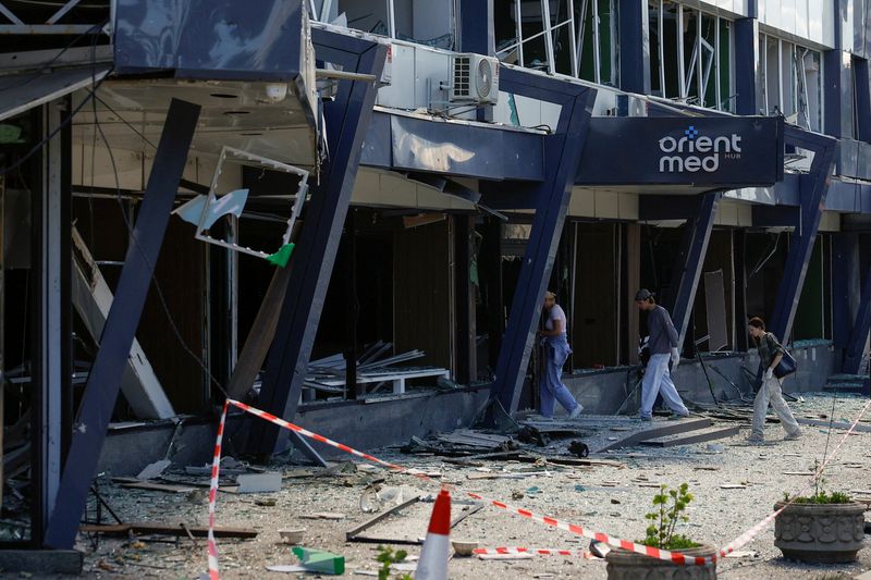 Employees walk into a building of a private medical clinic damaged during Russian missile and drone strikes, amid Russia's attack on Ukraine, in Kyiv, Ukraine June 2, 2026. REUTERS/Valentyn Ogirenko     TPX IMAGES OF THE DAY