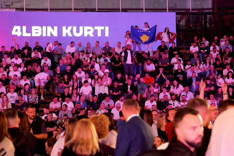 Supporters of Levizja Vetevendosje (Movement for Self-Determination) party attend the closing electoral rally for the upcoming parliamentary elections in Pristina, Kosovo June 6, 2026. REUTERS/Valdrin Xhemaj