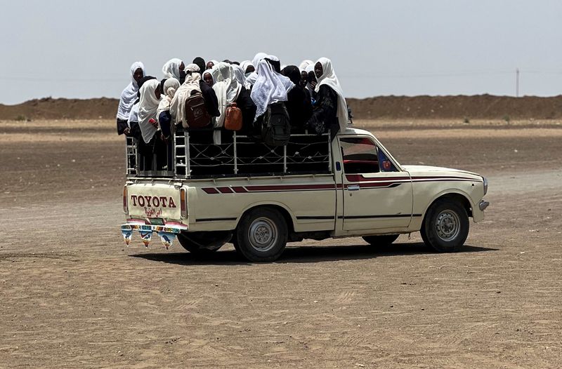 FILE PHOTO: Families flee RSF advances in Sudan's El Gezira state, on Sennar Road in the city of al-Dinder, Sennar state, Sudan, June 6, 2024. REUTERS/Faiz Abubakr/File Photo