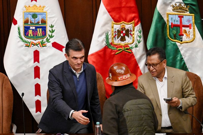 Bolivia's President Rodrigo Paz shakes hands with Mario Argollo, main executive leader of the Bolivian Workers' Union (COB – Central Obrera Boliviana), during a meeting with leaders of the Bolivian Workers' Union (COB – Central Obrera Boliviana) for negotiations amid protests that caused supply chain disruptions, leading to severe shortages of food, fuel and medicine, in La Paz, Bolivia, June 17, 2026. REUTERS/Claudia Morales