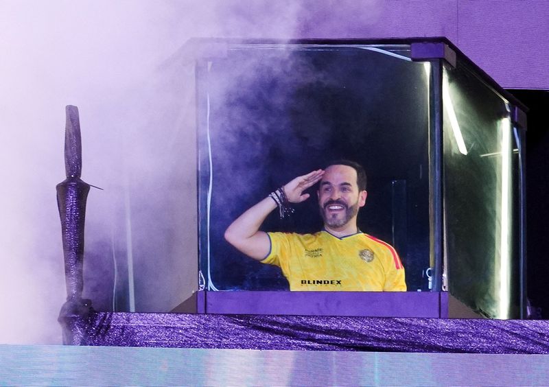 FILE PHOTO: Colombia's right-wing presidential candidate Abelardo De La Espriella gestures, as he addresses supporters after the preliminary runoff results against leftist candidate Ivan Cepeda, in Barranquilla, Colombia, June 21, 2026. REUTERS/Jair Coll/File Photo