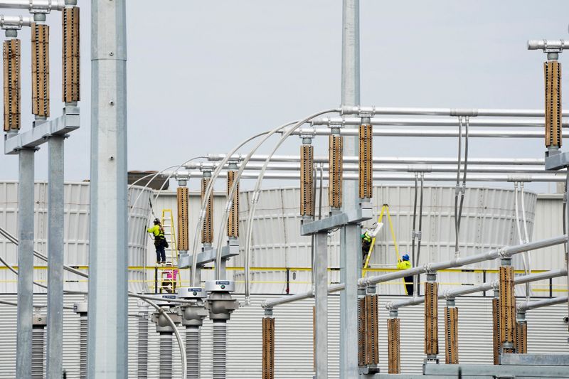 FILE PHOTO: Workers at Elon Musk's xAI facility, which houses a large supercomputer known as Colossus, used for Artificial Intelligence (AI) data processing, in Memphis, Tennessee, U.S. September 11, 2025. REUTERS/Karen Pulfer Focht/File Photo