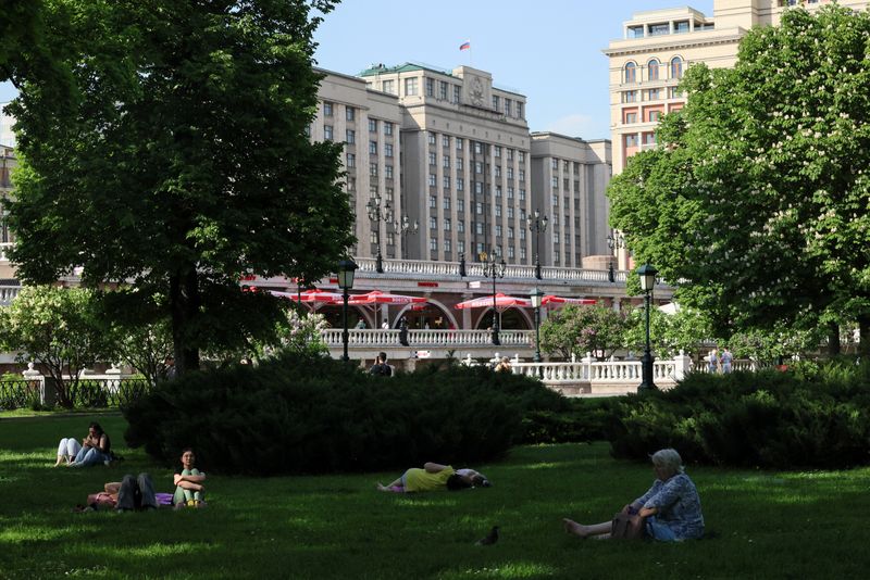 Alexander Garden, with the headquarters of the lower house of Russia’s parliament, the State Duma, seen in the background, on a hot spring day in central Moscow, Russia, May 19, 2026. REUTERS/Anastasia Barashkova