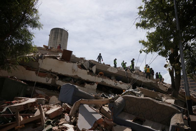 Rescue team members search for casualties among rubble after earthquakes hit the country, in Tanaguarena neighborhood, La Guaira, Venezuela, June 28, 2026. REUTERS/Leonardo Fernandez Viloria