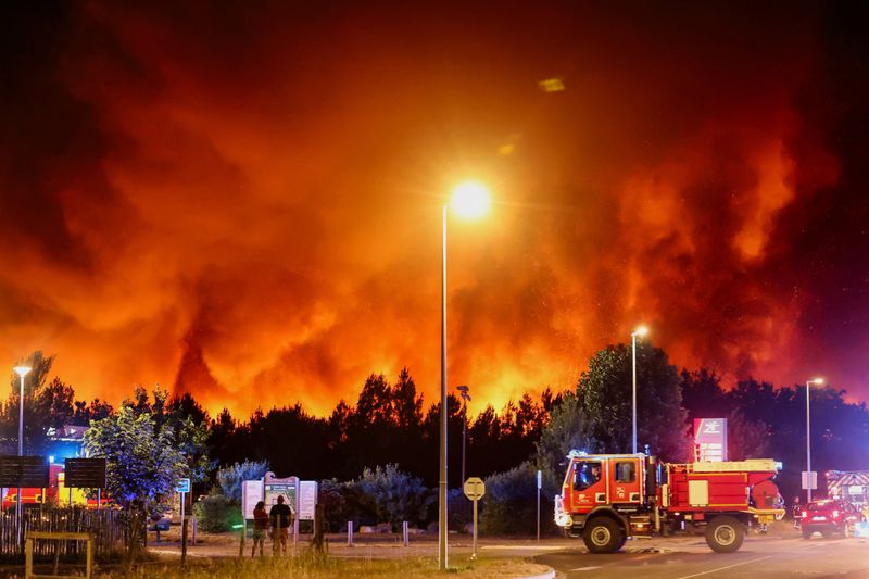 Smoke and flames rise in Le Porge as a wildfire burns in a forest area in the Gironde department amid worsening drought conditions following a heatwave and water shortages across much of France, July 22, 2026. REUTERS/Stephane Mahe