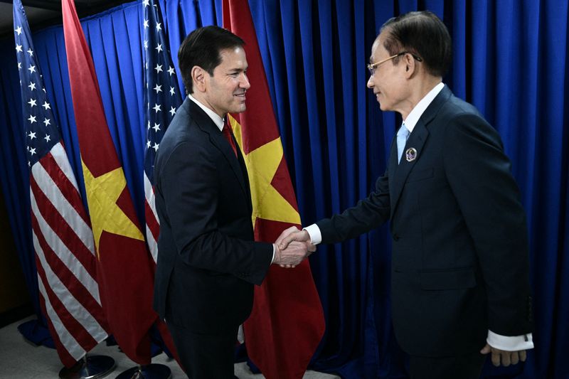 U.S. Secretary of State Marco Rubio (L) shakes hands with Vietnam Foreign Minister Le Hoai Trung before their bilateral meeting on the sidelines of the Association of Southeast Asian Nations (ASEAN) Foreign Ministers' Meeting in Pasay, Metro Manila, Philippines, July 23, 2026.     BRENDAN SMIALOWSKI/Pool via REUTERS