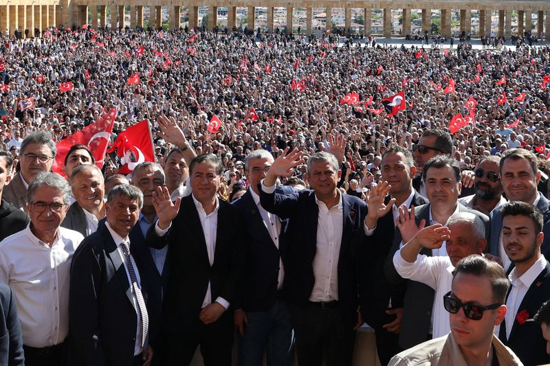 FILE PHOTO: Ozgur Ozel, the ousted chairman of the main opposition Republican People’s Party (CHP), and his supporters visit the mausoleum of modern Turkey’s founder Mustafa Kemal Ataturk in Ankara, Turkey, May 30, 2026. REUTERS/Efekan Akyuz/File Photo