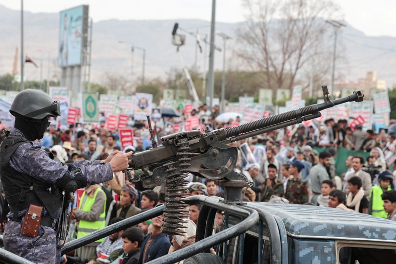 FILE PHOTO: A member of Houthi security force mans a machine gun mounted on the back of a patrol truck as Houthi supporters rally against the Saudi-led coalition's restrictions on Houthi-controlled areas, which the group describes as a blockade, in Sanaa, Yemen, July 17, 2026. REUTERS/Khaled Abdullah/ File Photo
