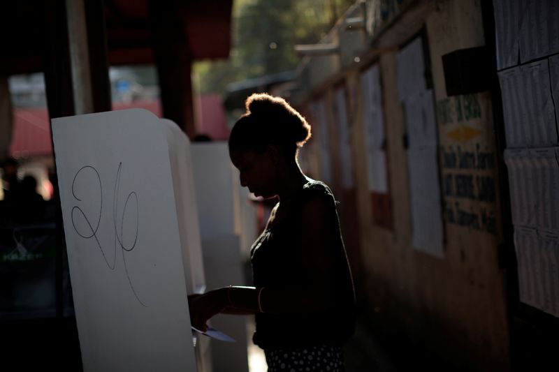A woman casts her ballot at a polling station at the Market of Canape Vert in Port-au-Prince, Haiti, January 29, 2017. REUTERS/Andres Martinez Casares