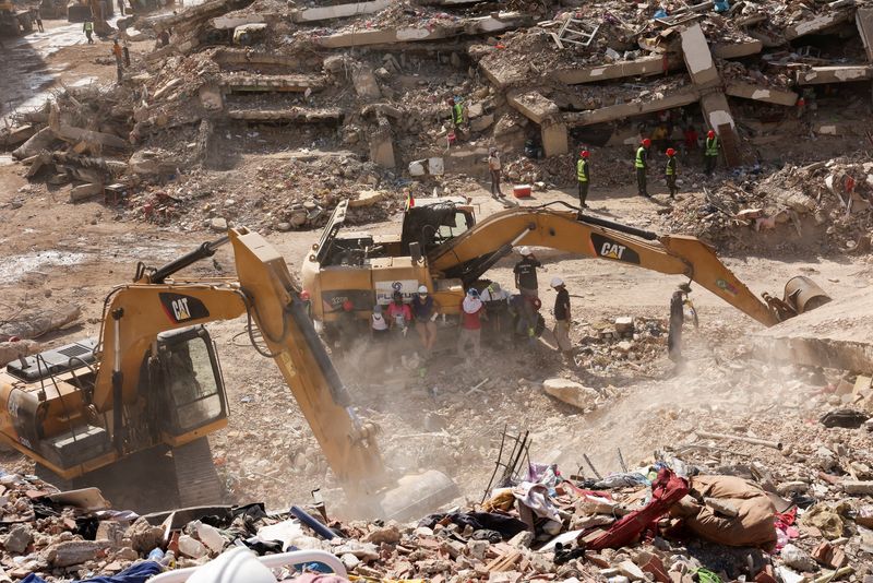People search for the bodies of their loved ones beneath the rubble, after earthquakes rocked Venezuela on June 24, killing and displacing thousands of people, in Caraballeda, La Guaira, Venezuela, July 29, 2026. REUTERS/Gaby Oraa