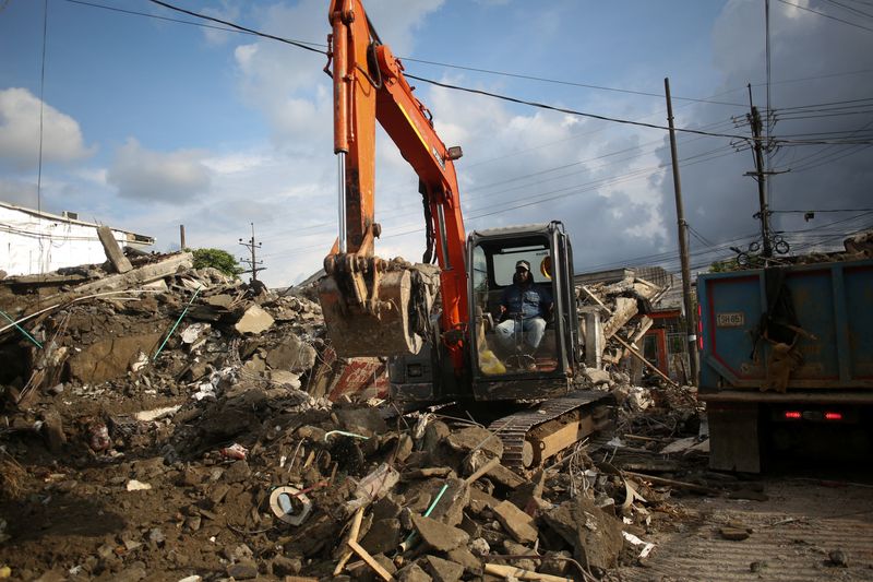 A man operates an excavator in the aftermath of an earthquake in Quibdo, Colombia, August 14, 2026. REUTERS/Juan David Duque