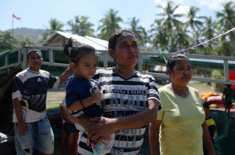 Villagers take shelter outdoors following an aftershock from the earthquake in Ende, East Nusa Tenggara, Indonesia, August 17, 2026. REUTERS/Edgar Su