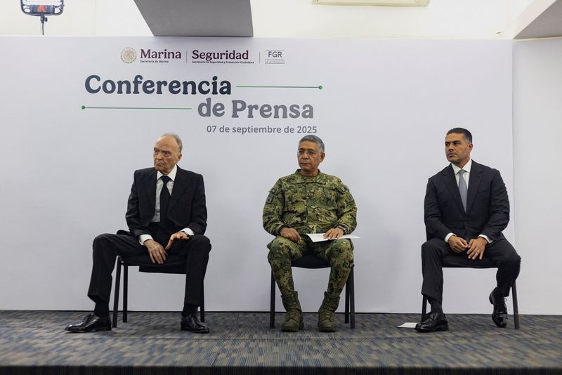 The contry’s attorney general, Alejandro Gertz Manero, the head of the Mexican Navy, Raymundo Morales and the Mexican Secretary of Security and Citizen Protection Omar Garcia Harfuch during a press conference where they announced the detention of 14 people suspected of involvement in the illicit fuel trade, in Mexico City, Mexico, September 7, 2025. REUTERS/Quetzalli Nicte-Ha