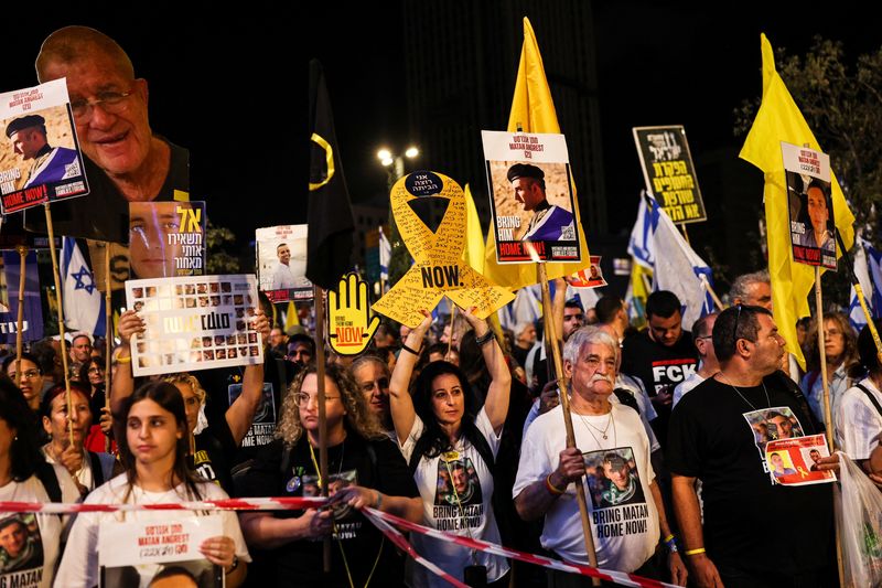 FILE PHOTO: Israeli protestors take part in a rally demanding the immediate release of the hostages kidnapped during the deadly October 7, 2023 attack on Israel by Hamas, and the end of war in Gaza, in Jerusalem September 6, 2025. REUTERS/Ronen Zvulun/File Photo