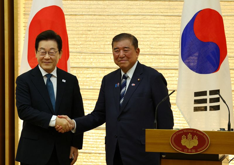 South Korea's President Lee Jae Myung and  Japan's Prime Minister Shigeru Ishiba shake hands at joint press announcement after the summit in Tokyo, Japan, August 23, 2025.  REUTERS/Kim Kyung-Hoon/Pool