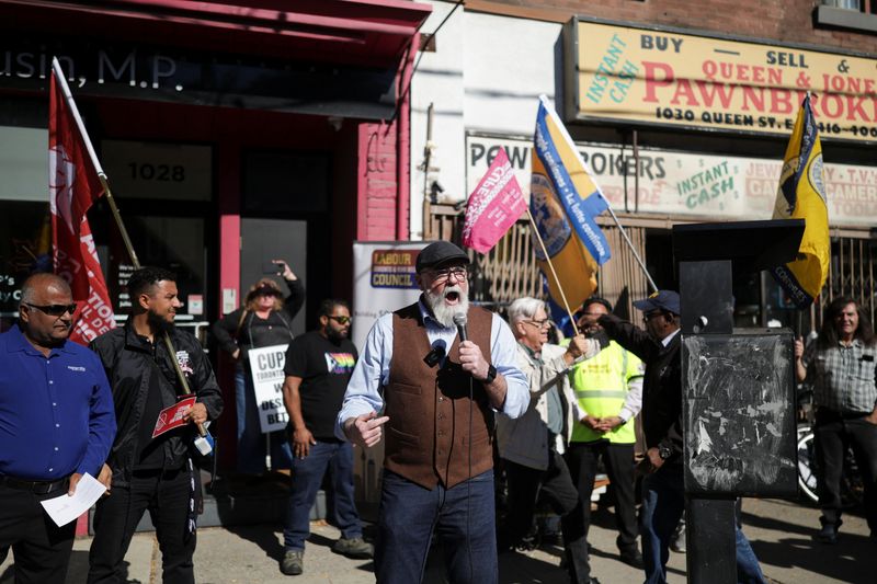Canada Post workers rally as part of a nationwide strike organized by the Canadian Union of Postal Workers (CUPW), protesting sweeping government reforms to the postal service, in downtown Toronto, October 1, 2025. REUTERS/Wa Lone