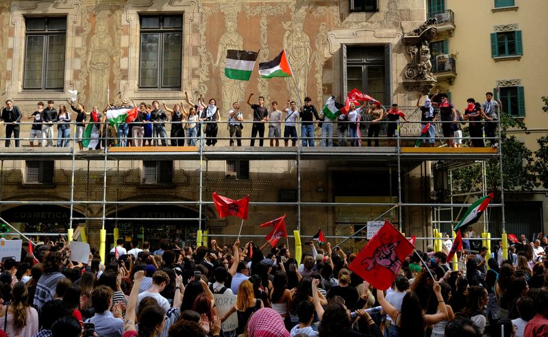 Students gather during a pro-Palestinian protest to condemn the Israeli forces' interception of the vessels of the Global Sumud Flotilla aiming to reach Gaza and break Israel's naval blockade, in Barcelona, Spain, October 2, 2025. REUTERS/Nacho Doce